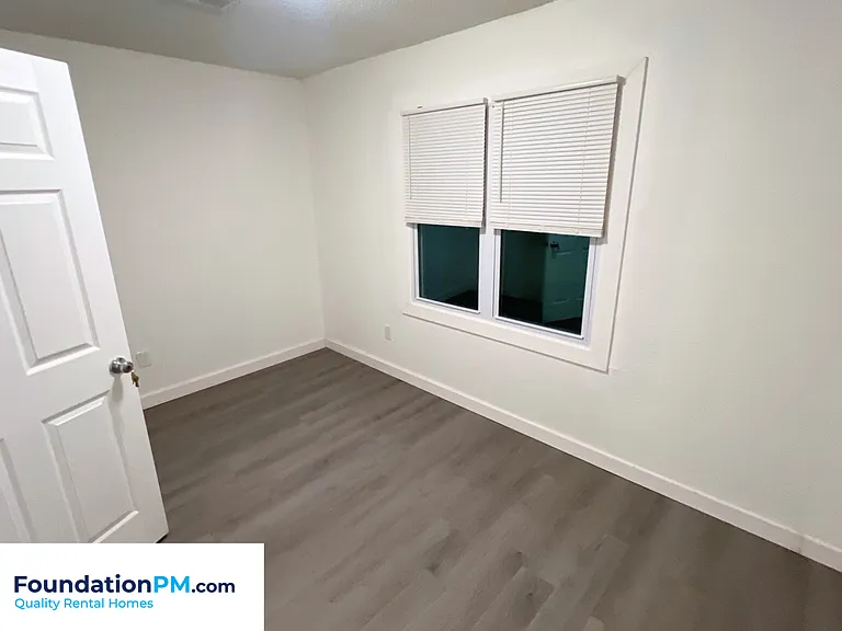 2773 Waverly Ave — Photo 12