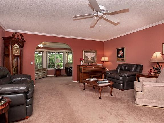 3rd image of 27 Lunsford Ln