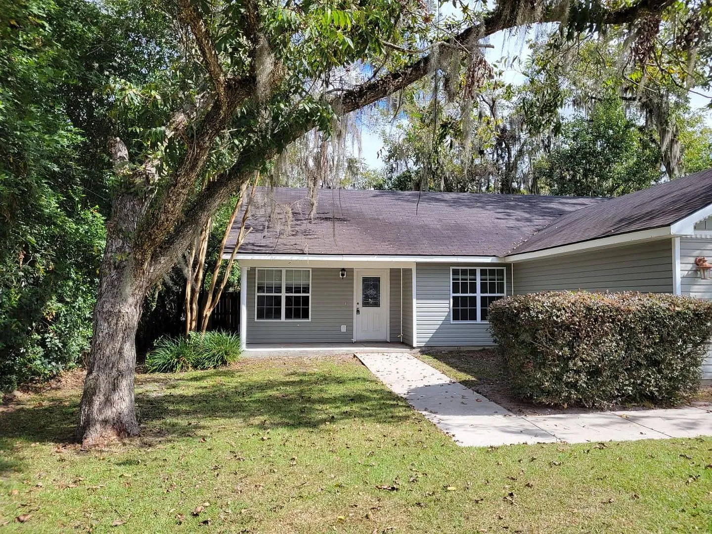 Spacious 3BR/2BA Lakeland Home with Open Floor Plan, Fireplace & Fenced Backyard — Photo 1