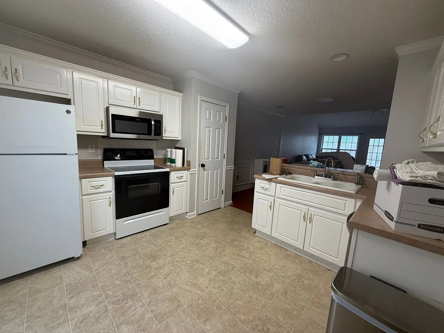 Large 2 Bedroom,2 Bath with fenced yard — Photo 2