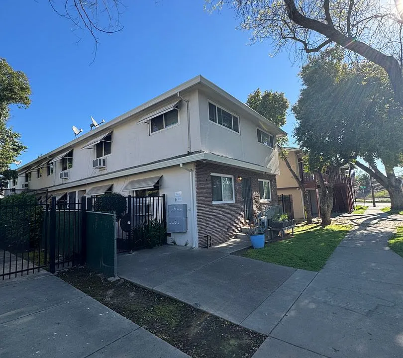 2727 V Street - Apts