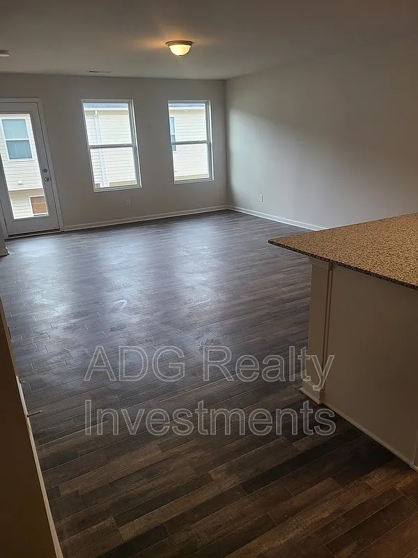 3 bed, 2.5 bath, $1,650 — Photo 3