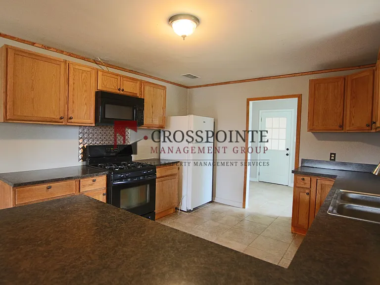 110 S Hunter St — Photo 20