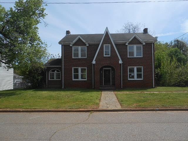1st image of 211 Moss St