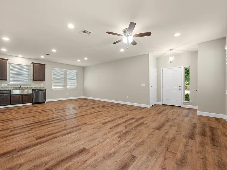 374 Triumph Rd — Photo 4