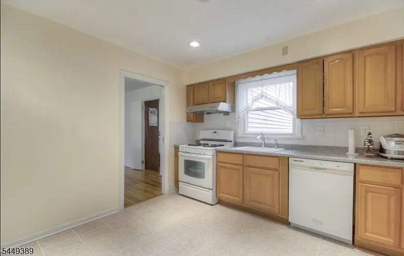 4 bed, 1.5 bath, $3,975 — Photo 4