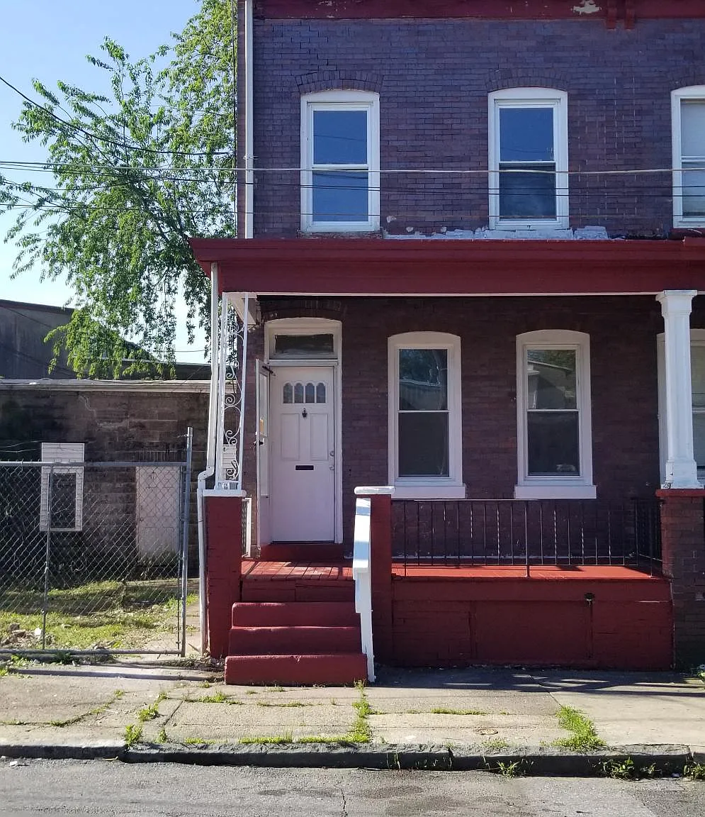 3 bed, 1112 sqft, $2,000 — Photo 2