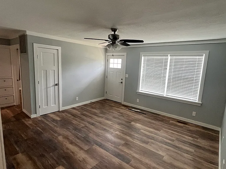 4402 E Vesta Dr — Photo 2