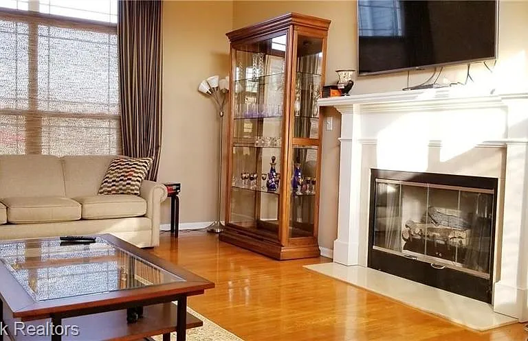 4452 Jordan Dr — Photo 6