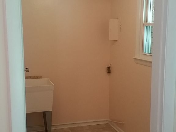5th image of 374 Stark Ave