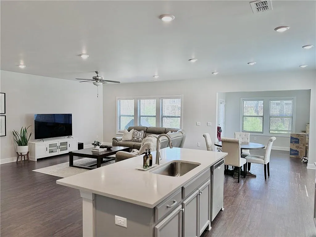 5 bed, 4.0 bath, 3298 sqft, $2,875 — Photo 4