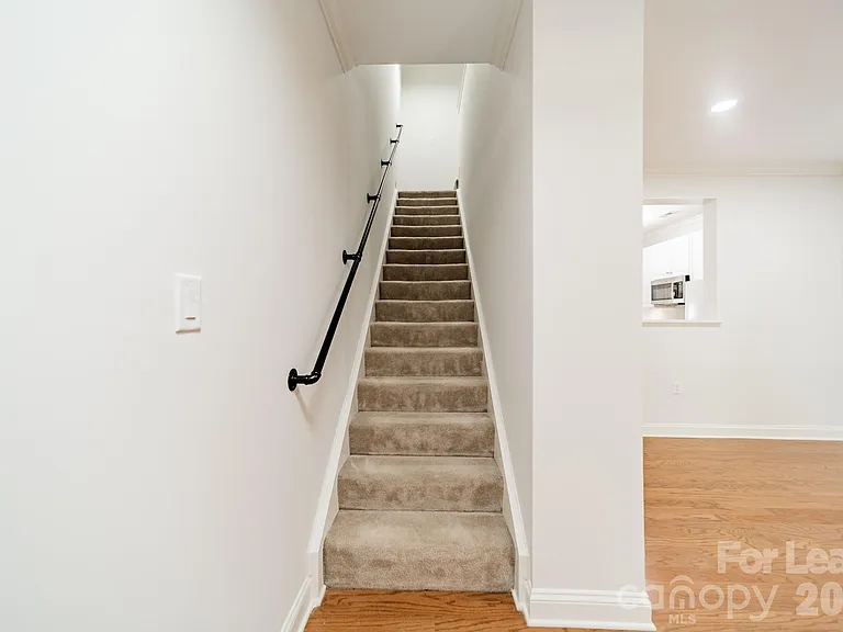 642 E 9th St — Photo 21