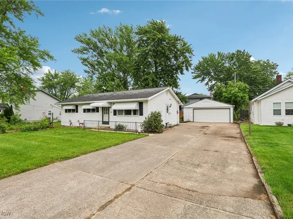 571 Maplewood Ave, Sheffield Lake, OH 44054