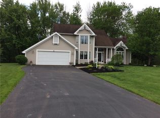 18 Brook Valley Dr, Rochester, NY 14624