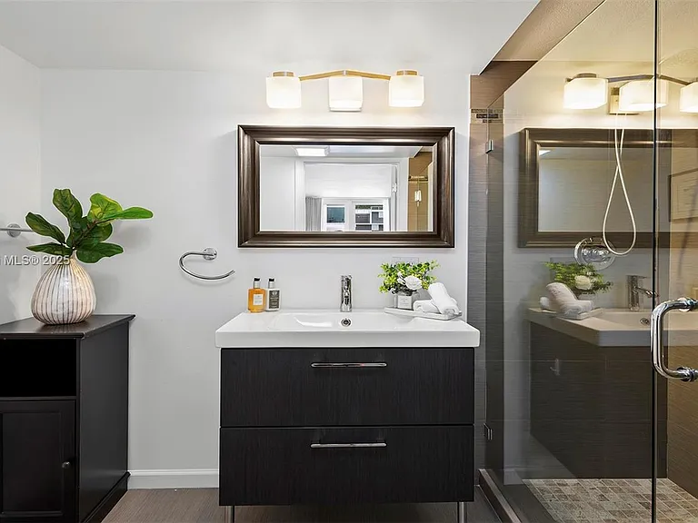 2301 Collins Ave #301 — Photo 16
