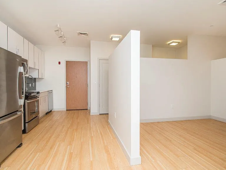 West Square Apartments — Photo 31