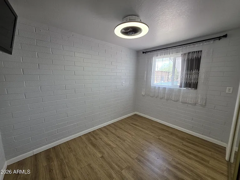 574 S Park St #B — Photo 14