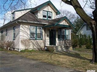 39 Maple Dr, Amityville, NY 11701