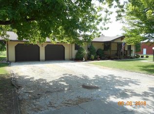 1296 N Weaver St, Nokomis, IL 62075