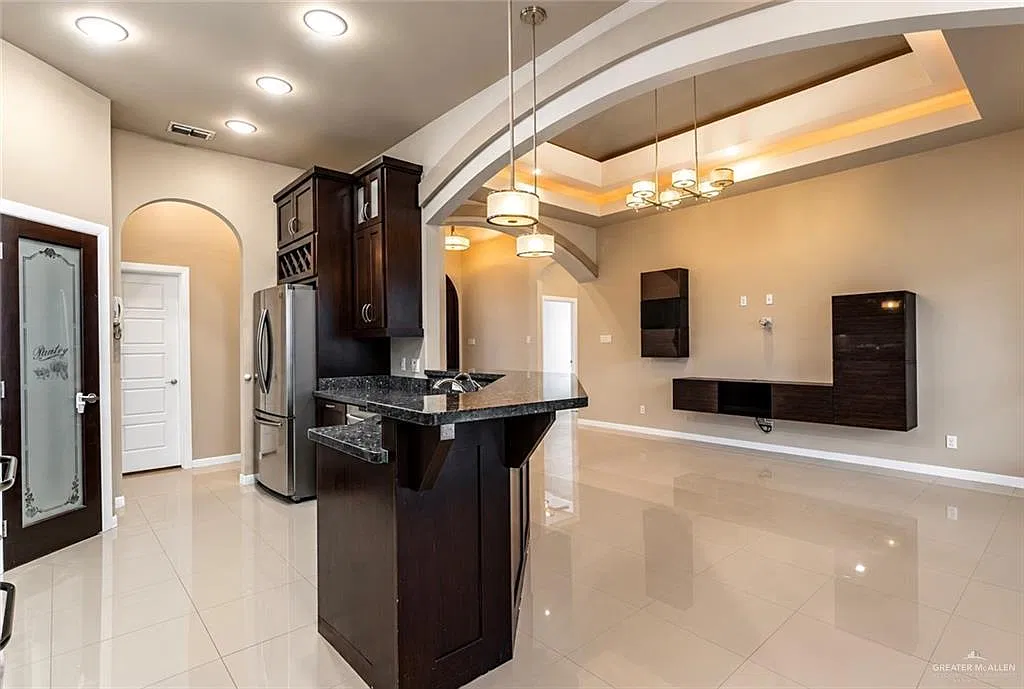 4 bed, 2.5 bath, 1839 sqft, $2,500 — Photo 3