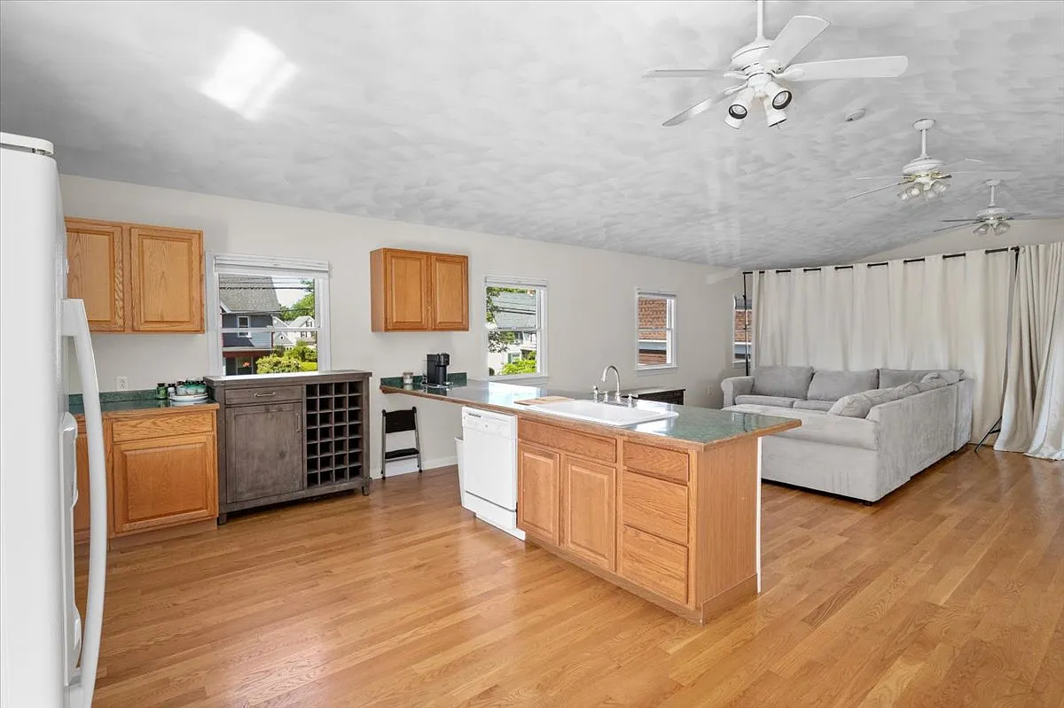 Studio, 840 sqft, $2,300 — Photo 3