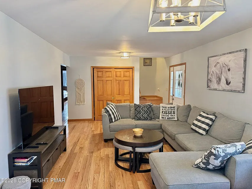 4 bed, 2592 sqft, $2,600 — Photo 4