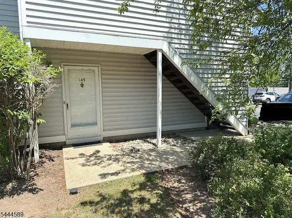 149 Mockingbird Ct, Three Bridges, NJ 08887