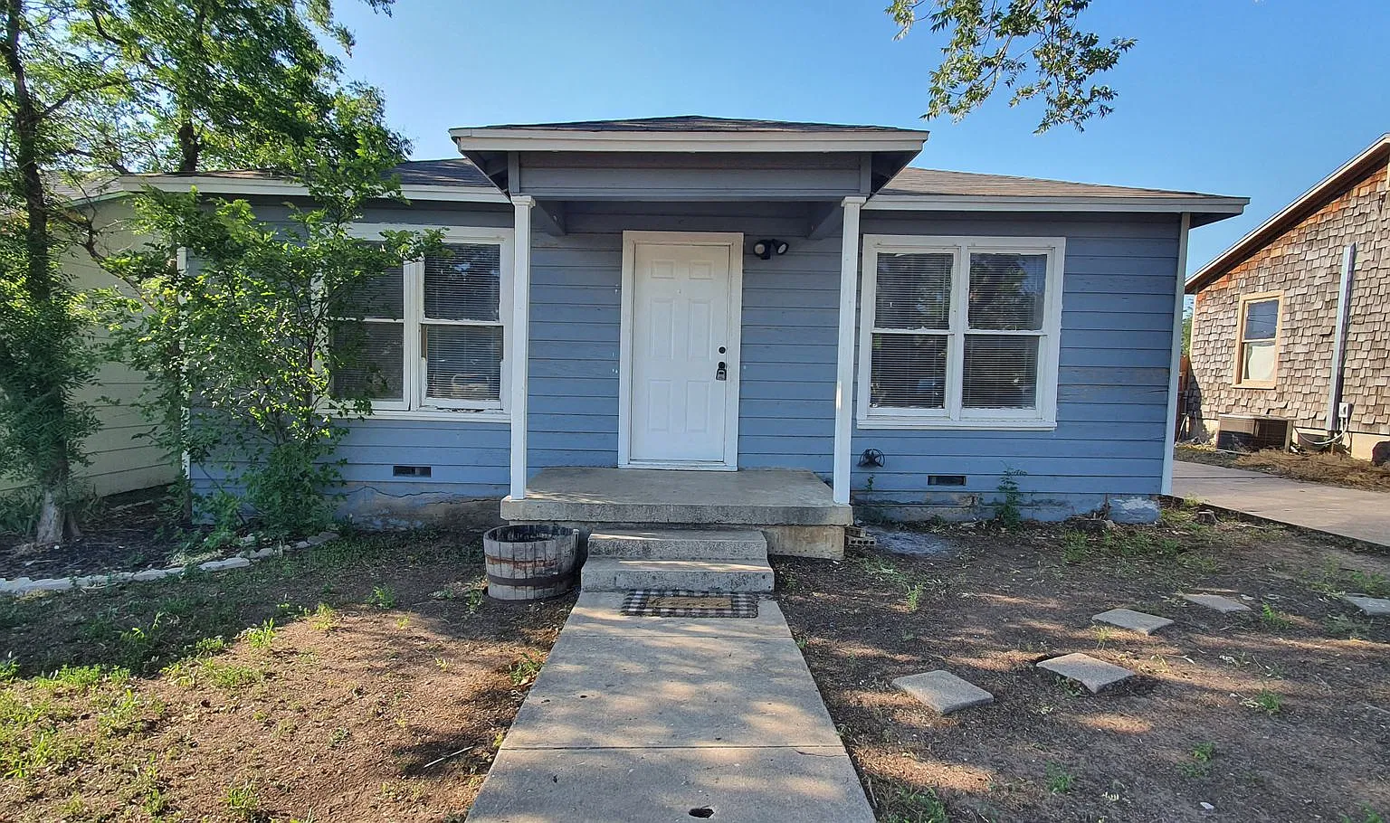 Quaint 2 bedroom 1 bath home available SOON! — Photo 1