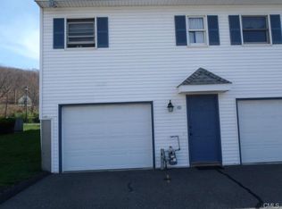 27 Commodore Cmns, Derby, CT 06418