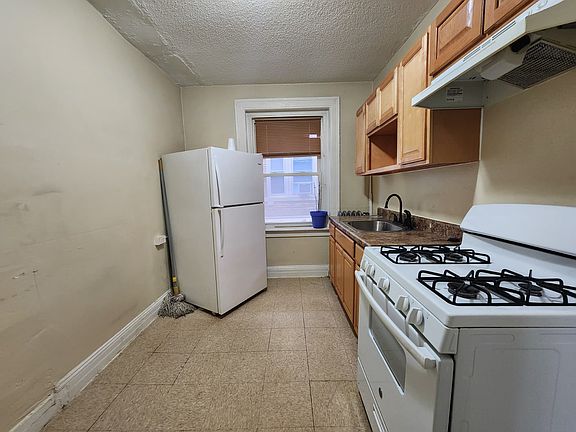 5th image of 1579 Chapel St #106