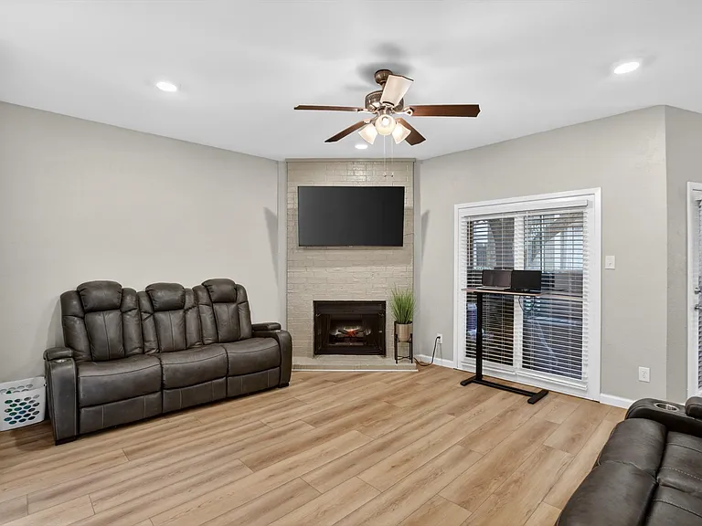 1106 Quail Valley Ln #120 — Photo 1
