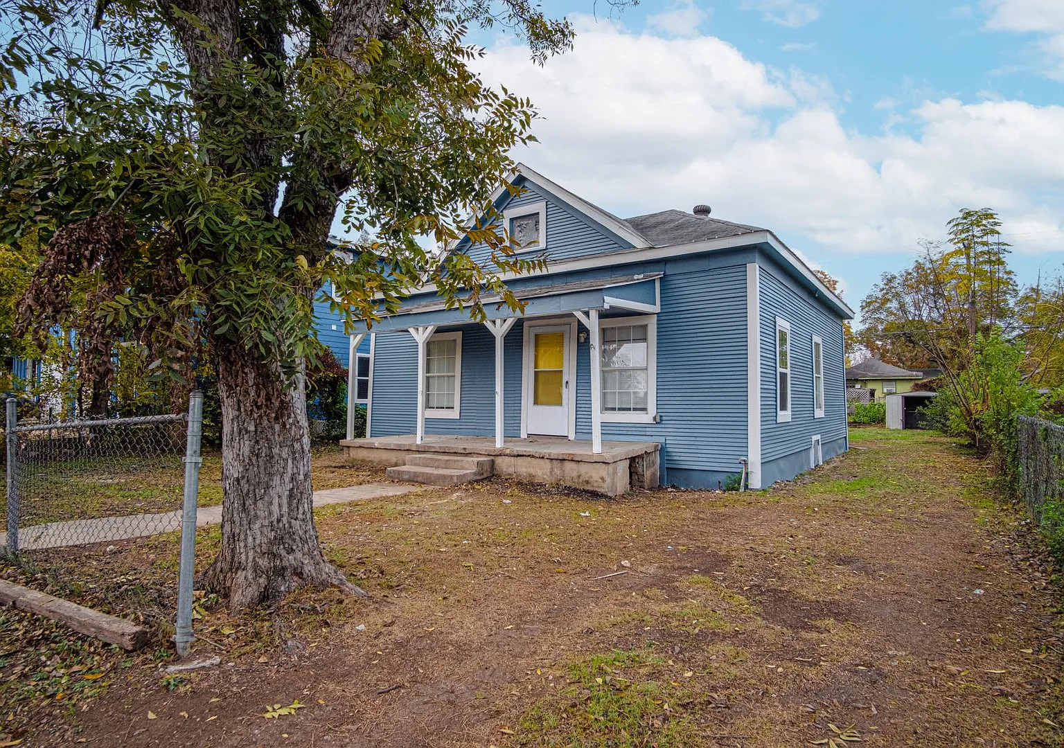 Convenient Home near Downtown's Heart — Photo 3