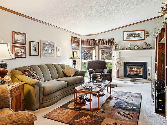 Living room before remodel