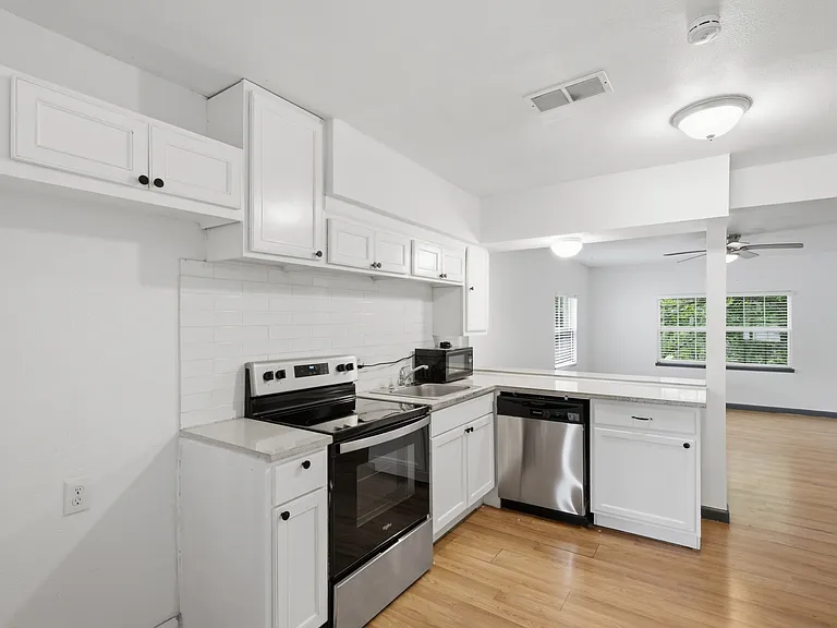 620 E Sears St — Photo 6