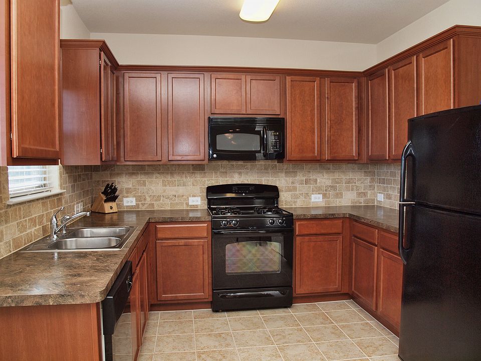 Kitchen with gas stove!