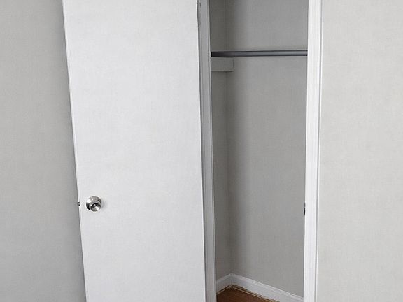4th image of 906 Thomas St