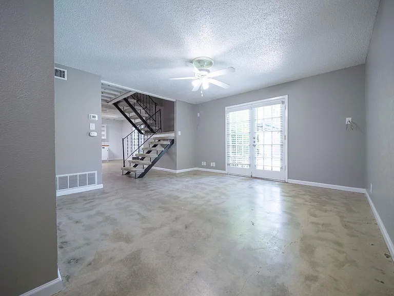 1717 N Locust St — Photo 32