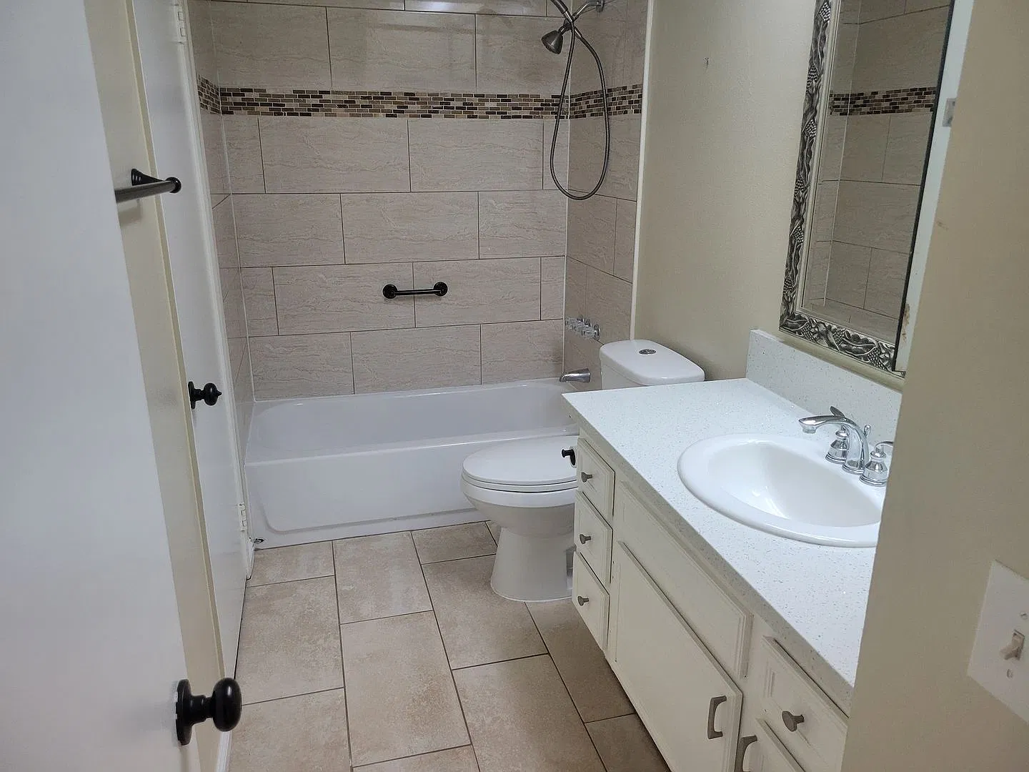 Great 2 Bedroom 2 Bathroom Downstairs Unit! Call today — Photo 4