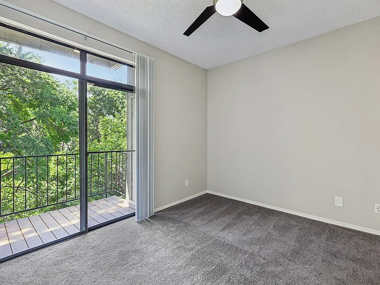 Oaks White Rock — Photo 45