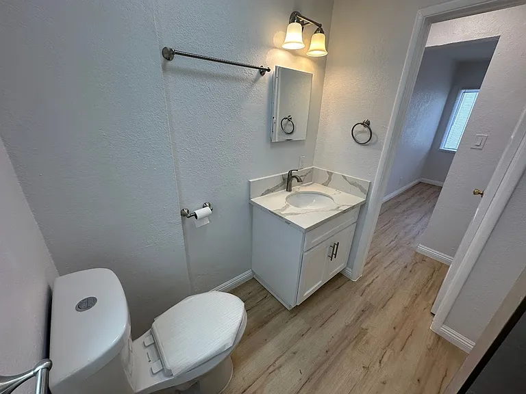 Fully Remodeled Ground-Level Studio Apartment with Modern Finishes — Photo 9