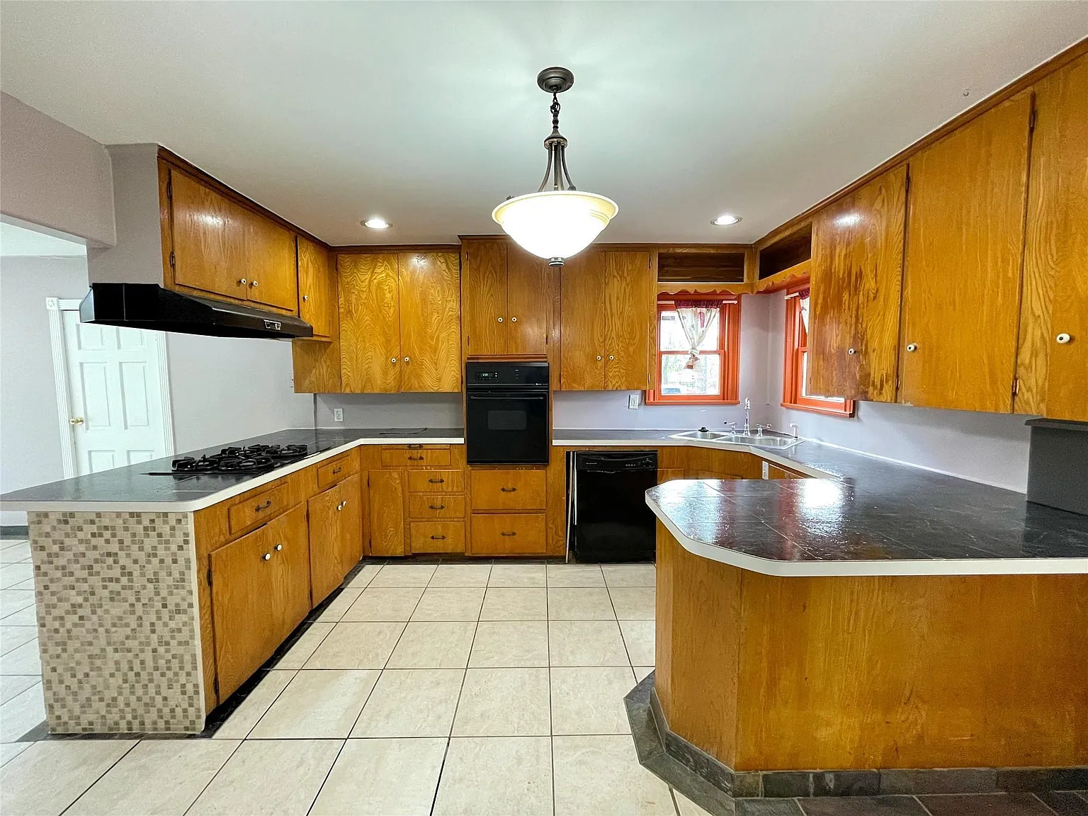 3 bed, 1.5 bath, 1944 sqft, $2,300 — Photo 2