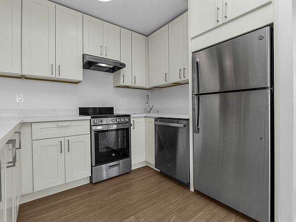 5th image of 255 Steiner St #302