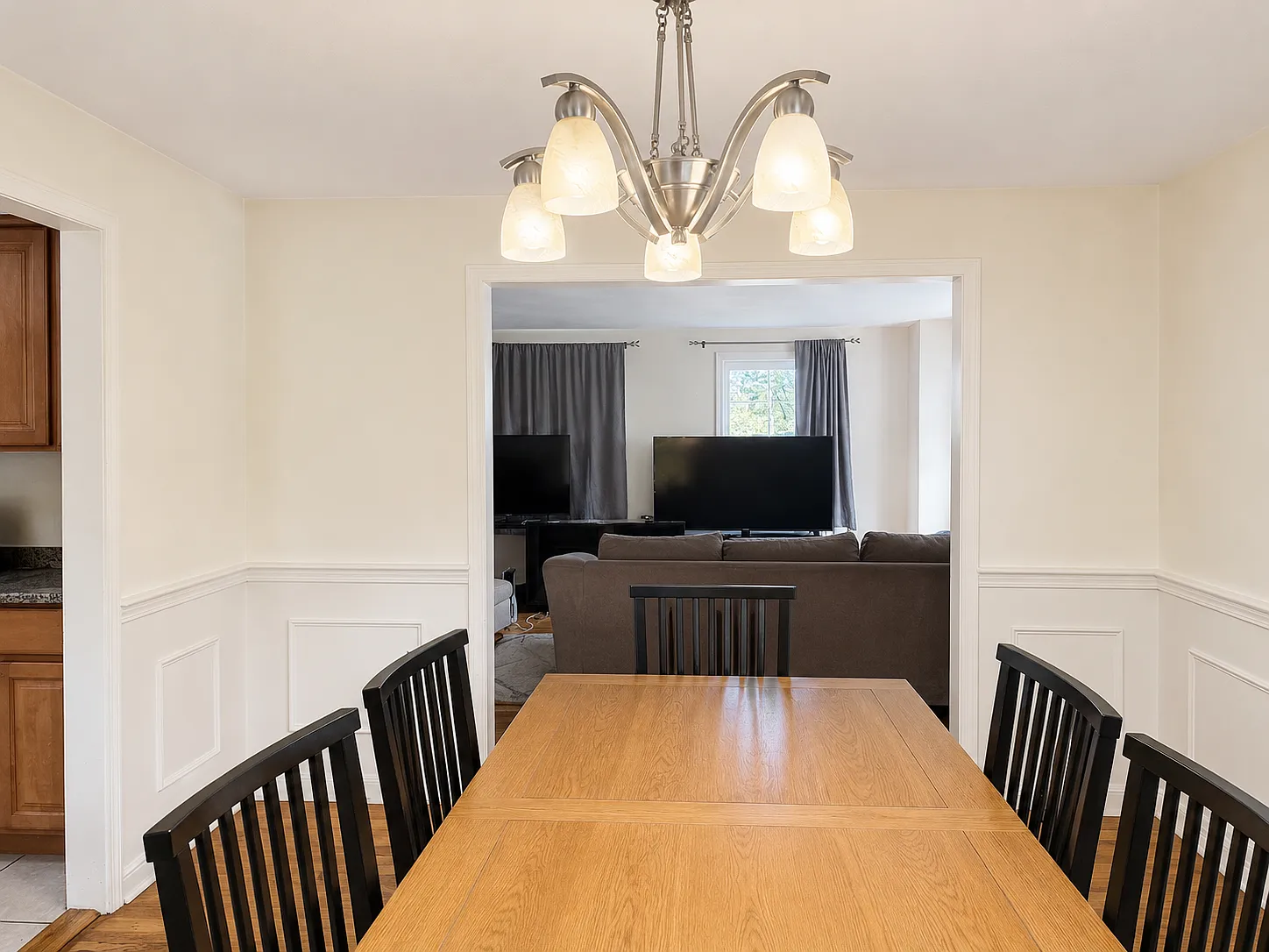 4 bed, 2.5 bath, 2377 sqft, $4,800 — Photo 4
