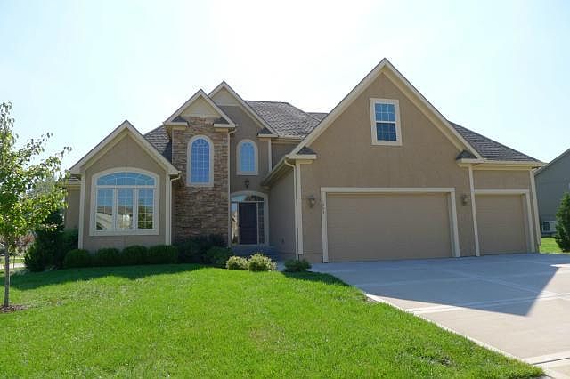 1st image of 1905 Surrey Dr