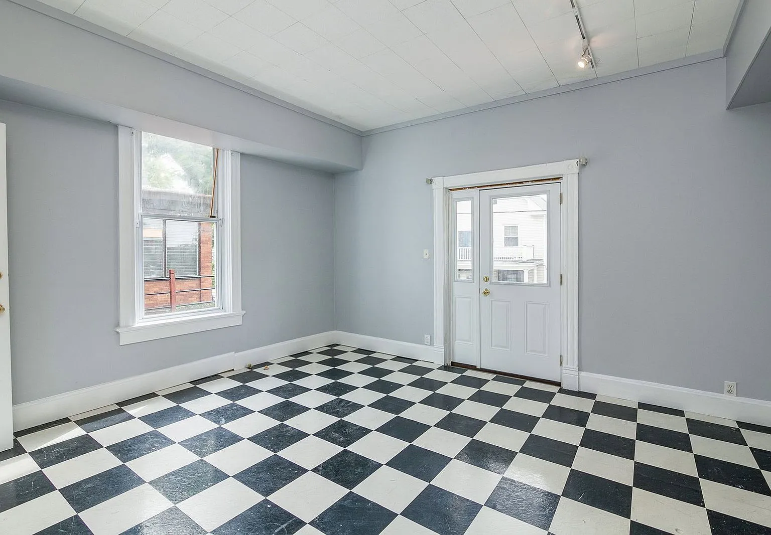 4 bed, 2.5 bath, 2700 sqft, $3,800 — Photo 4