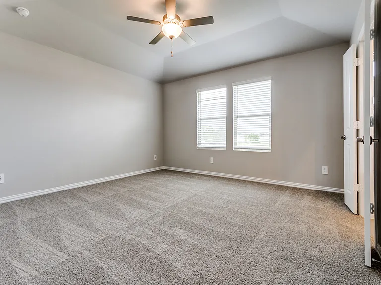 708 McKenna Dr — Photo 6