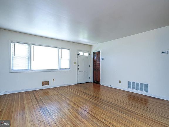 3rd image of 521 Smith Ln