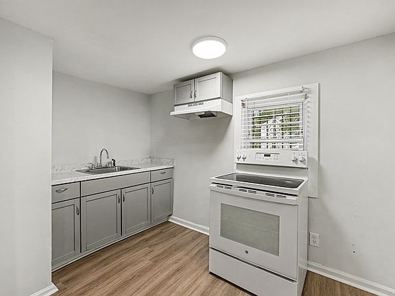 Kitchen with oven/stove and refrigerator