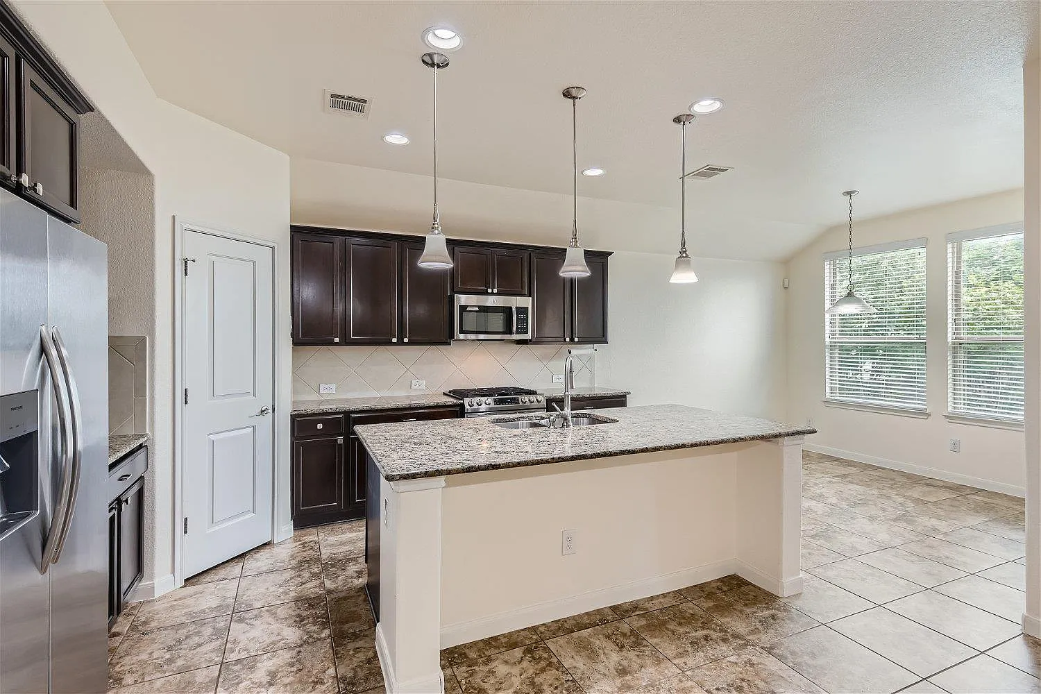 4 bed, 2.5 bath, 2118 sqft, $2,200 — Photo 4