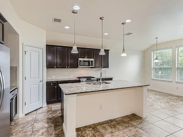 7010 Etna Way — Photo 4